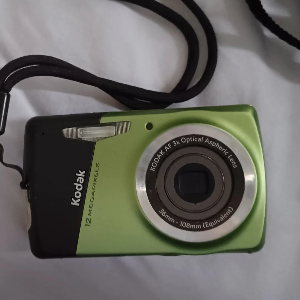 Kodak Easyshare M530 12MP Digital Camera 3x Wide Angle Optical Zoom 2.7inch LCD